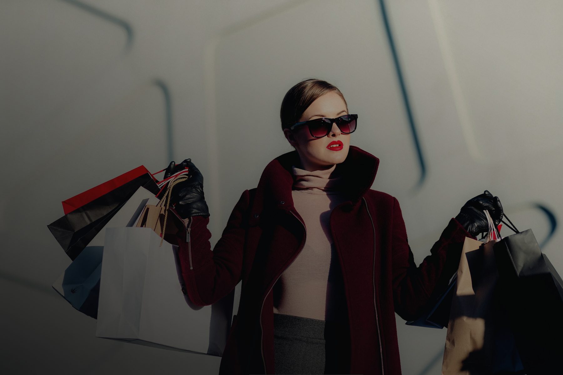 Pessoa estilosa com sacolas de compras — moda e varejo
